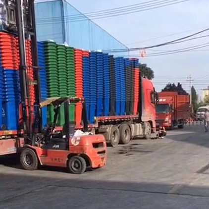 鑫豐潔塑綠色料垃圾桶出貨現(xiàn)場